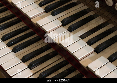 Détail de l'ancien orgue poussiéreux et endommagé, keys Banque D'Images