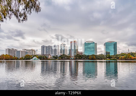 ORLANDO, FLORIDE, Etats-Unis - Décembre 2018 : le lac Eola Park, destination populaire pour les festivals, concerts, promenades et même de collecte de fonds mariages, situé au D Banque D'Images