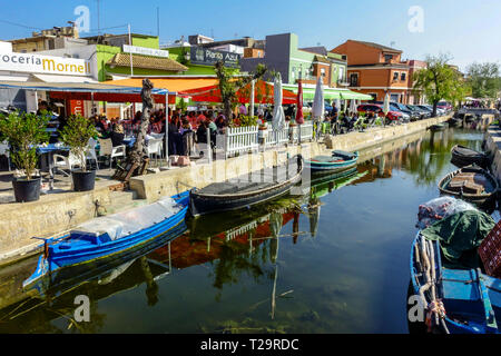 De nombreux bars et restaurants des deux côtés de la manche offrent des aliments traditionnels - la paella et tapas, Valencia, El Palmar, parc naturel de s'Albufera Espagne Banque D'Images