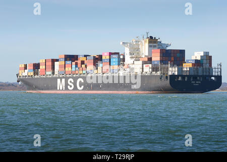 Le porte-conteneurs, MSC ASYA, en cours dans le chenal profond comme elle s'approche du port de Southampton, Royaume-Uni. 25 mars 2019. Banque D'Images