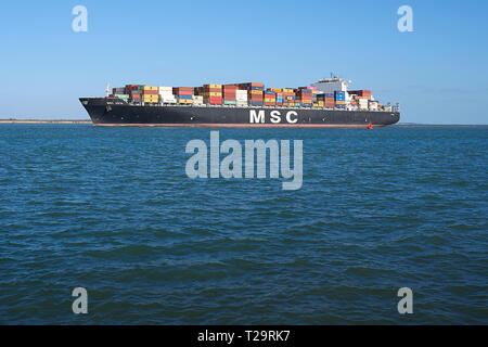 Le porte-conteneurs, MSC ASYA, entre dans le chenal profond comme elle s'approche du port de Southampton, Royaume-Uni. 25 mars 2019. Banque D'Images