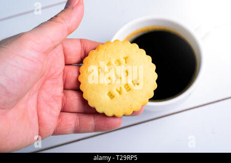 Meilleur Papa jamais Cookie dans la main de l'homme et tasse à café, Happy Father's Day Concept Banque D'Images