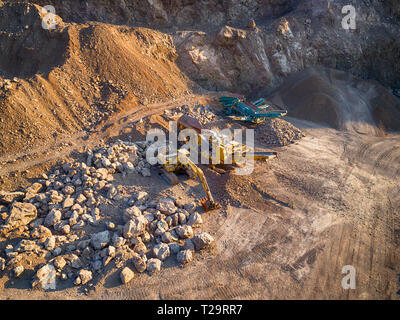 Vue panoramique au coucher du soleil de carrière de gravier,extraction de gravier de construction jaune, pompage de gravier avec de l'aide de puissantes pompes, post-apocalyptique landscapе Banque D'Images