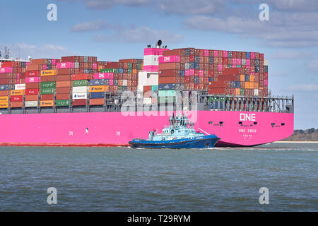 Les nouveaux Guides PHENIX Remorqueur, Réseau Océan Express porte-conteneurs, UN GRUS, avec la coque Magenta distinctif, comme elle s'approche des quais de Southampton. UK Banque D'Images