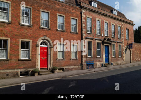 Devizes, Wiltshire, Angleterre, Royaume-Uni. Mars 2019. Le Club Conservateur de locaux d'une porte bleue sur la rue longue dans le centre-ville. Banque D'Images