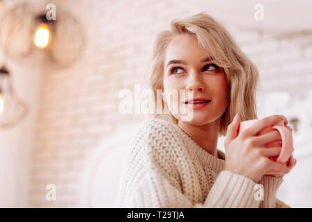 Belle femme avec maquillage naturel de boire du thé à la maison Banque D'Images