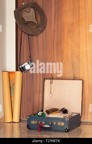 Paniers-valise avec l'appareil photo, debout devant la porte, style vintage, le concept d'un voyage de vacances Banque D'Images