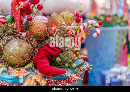 Arrangement de Noël colorés avec des bottes rouges, canne et Golden Ball concept background Banque D'Images