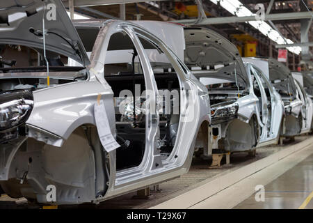 La Russie, Izhevsk - Décembre 15, 2018 : l'usine automobile Lada Izhevsk, partie du groupe AVTOVAZ. Les corps de nouvelle voiture sur la ligne du convoyeur. Assemblée générale sh Banque D'Images