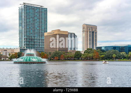 ORLANDO, FLORIDE, Etats-Unis - Décembre 2018 : le lac Eola Park, destination populaire pour les festivals, concerts, promenades et même de collecte de fonds mariages, situé au D Banque D'Images