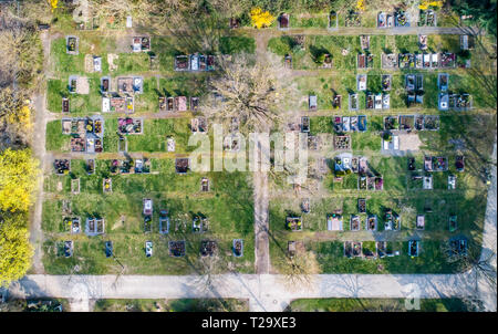 Drone aérien voir d'une église cimetière cimetière en Allemagne Banque D'Images