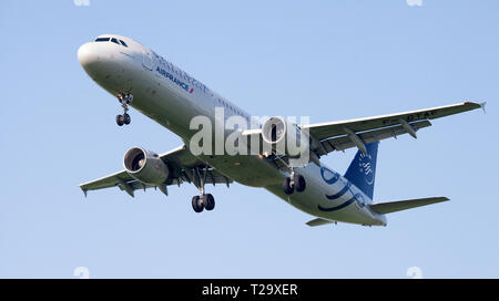 Air France Airbus A321 F-GTAE en approche finale à l'aéroport de Londres Heathrow LHR Banque D'Images