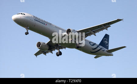 Air France Airbus A321 F-GTAE en approche finale à l'aéroport de Londres Heathrow LHR Banque D'Images