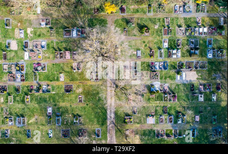 Drone aérien voir d'une église cimetière cimetière en Allemagne Banque D'Images