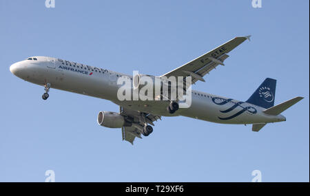 Air France Airbus A321 F-GTAE en approche finale à l'aéroport de Londres Heathrow LHR Banque D'Images