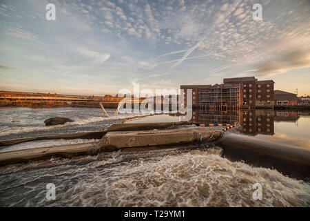 Castleford passerelle et moulin à farine au coucher du soleil Banque D'Images