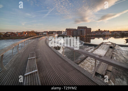 Castleford passerelle et moulin à farine au coucher du soleil Banque D'Images