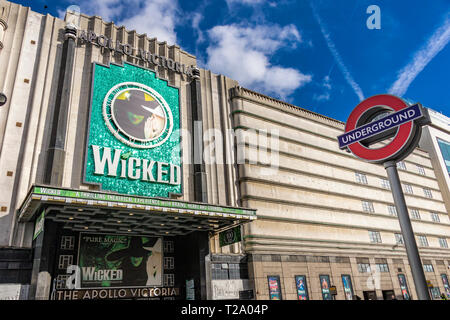 L'extérieur art déco du London Apollo Theatre à Victoria, Londres qui id la maison actuelle du musical Wicked, Londres, Royaume-Uni Banque D'Images