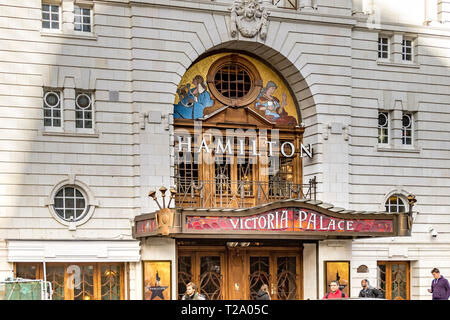 L'extérieur du Victoria Palace Theatre dans le West End Theatre à Victoria Street, Londres actuellement la maison de Hamilton, Londres, Royaume-Uni Banque D'Images