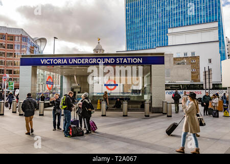 Les gens se sont rassemblés devant l'entrée de la station de métro Victoria à Cardinal Walk, Londres, Royaume-Uni Banque D'Images