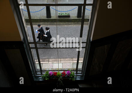 Les élèves plus jeunes fougueux vers le hall de l'Université de Saint Andrews, le jour de la remise des diplômes, le 30 novembre, 2016. Banque D'Images