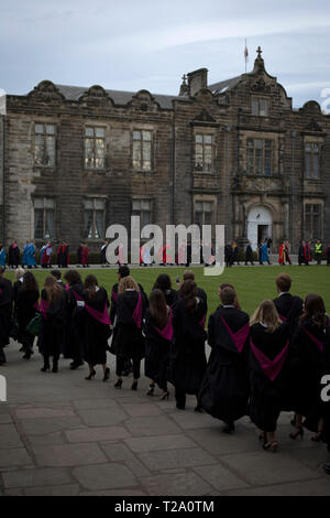 Nouveaux diplômés en entrant dans la chapelle Saint Salvator motif à l'Université de St Andrews, le jour de la remise des diplômes, le 30 novembre, 2016. Banque D'Images