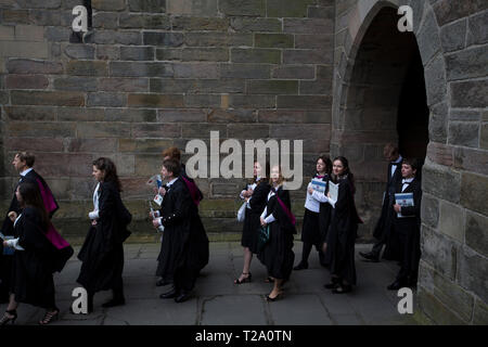 Nouveaux diplômés en entrant dans la chapelle Saint Salvator motif à l'Université de St Andrews, le jour de la remise des diplômes, le 30 novembre, 2016. Banque D'Images