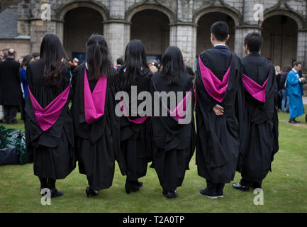 Les étudiants nouvellement diplômés à la Chapelle Saint Salvator motif à l'Université de St Andrews, le jour de la remise des diplômes, le 30 novembre, 2016. Banque D'Images