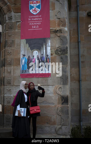 Les étudiants nouvellement diplômés à la Chapelle Saint Salvator motif à l'Université de St Andrews, le jour de la remise des diplômes, le 30 novembre, 2016. Banque D'Images