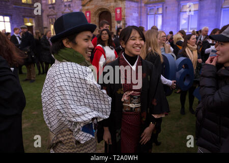 Les étudiants nouvellement diplômés à la Chapelle Saint Salvator motif à l'Université de St Andrews, le jour de la remise des diplômes, le 30 novembre, 2016. Banque D'Images