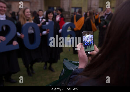 Les étudiants nouvellement diplômés à la Chapelle Saint Salvator motif à l'Université de St Andrews, le jour de la remise des diplômes, le 30 novembre, 2016. Banque D'Images