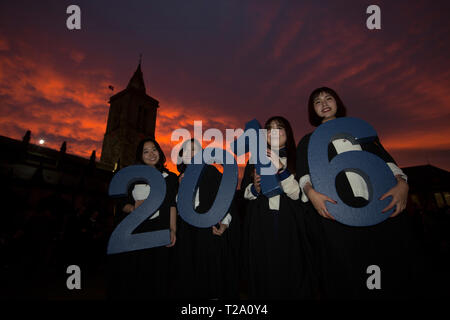 Les étudiants nouvellement diplômés à la Chapelle Saint Salvator motif à l'Université de St Andrews, le jour de la remise des diplômes, le 30 novembre, 2016. Banque D'Images