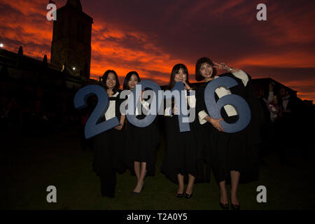 Les étudiants nouvellement diplômés à la Chapelle Saint Salvator motif à l'Université de St Andrews, le jour de la remise des diplômes, le 30 novembre, 2016. Banque D'Images