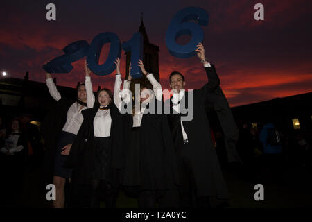 Les étudiants nouvellement diplômés à la Chapelle Saint Salvator motif à l'Université de St Andrews, le jour de la remise des diplômes, le 30 novembre, 2016. Banque D'Images