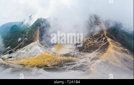 Vue aérienne du volcan Sibayak caldeira active, la vapeur, en destination de voyage Berastagi, Sumatra, Indonésie. Banque D'Images