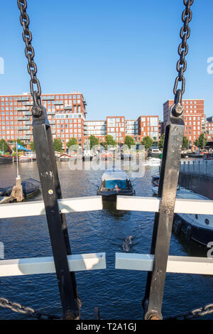 Amsterdam, Pays-Bas - 02 septembre 2018 : Pont des Chaînes sur l'arrière-plan de Westerdok Amsterdam Pays-Bas Dutch ville moderne Banque D'Images