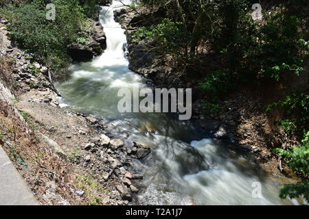 Kumily cascades sur le parcours vallonné de Kumily à Thekkady Banque D'Images