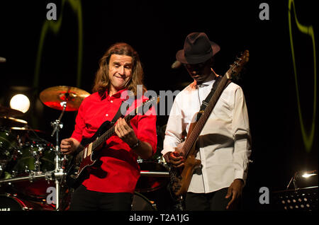 Cracovie, Pologne - 16 mars 2016 : Billy Cobham Band live sur scène dans les glaces Cracovie, Pologne Banque D'Images