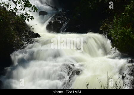 Kumily cascades sur le parcours vallonné de Kumily à Thekkady Banque D'Images