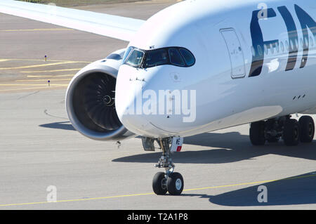 Le nez, de pilotage et l'un des moteurs de blanc de Finnair Airbus A350 sur la piste de l'aéroport Helsinki-Vantaa. 16.06.2018 Vantaa, Finlande Banque D'Images