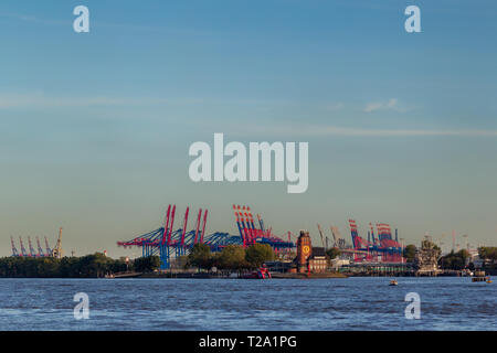 Vue depuis la rivière Elbe vers le port de conteneurs à Hambourg, Allemagne. Banque D'Images