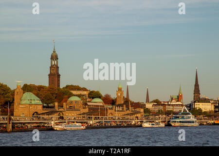 Vue depuis le fleuve Elbe vers le fleuve Pauli Landungsbrücken et les piles ou l'église St-Michel de Hambourg, Allemagne. Banque D'Images