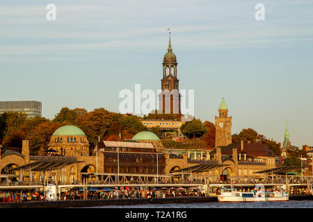 Vue depuis le fleuve Elbe vers le fleuve Pauli Landungsbrücken et les piles ou l'église St-Michel de Hambourg, Allemagne. Banque D'Images