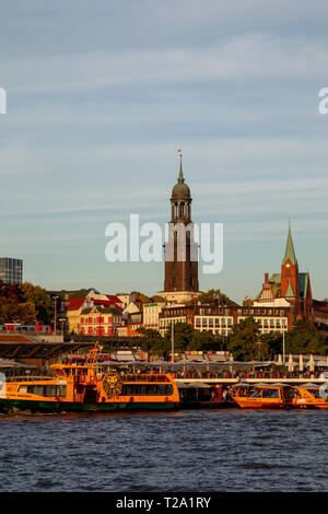 Vue depuis le fleuve Elbe vers le fleuve Pauli Landungsbrücken et les piles ou l'église St-Michel de Hambourg, Allemagne. Banque D'Images