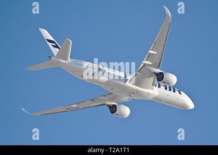 Finnair blanc Airbus A350-900 survolant par temps ensoleillé. 16.06.2018 Vantaa, Finlande Banque D'Images