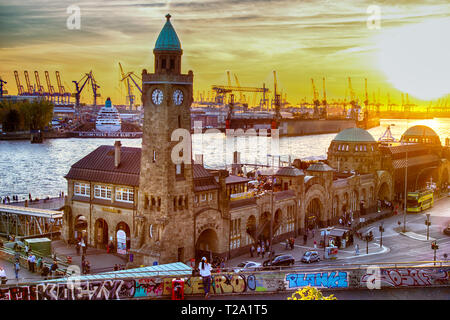 Coucher de soleil sur le St Pauli Landungsbrücken ou jetées dans le port de Hambourg, Allemagne. Banque D'Images