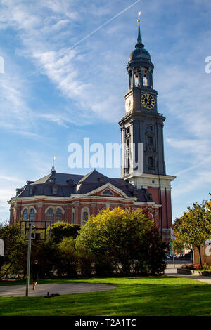 Église paroissiale Saint Michel sur une journée ensoleillée d'automne à Hambourg, Allemagne. Banque D'Images