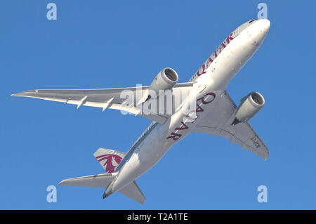 Qatar Airways Boeing 787-8 Dreamliner peu après le décollage de l'aéroport d'Helsinki-Vantaa. 25.03.2018 Vantaa, Finlande Banque D'Images