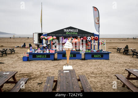 Une boutique sur la plage à Weston-super-Mare. Banque D'Images