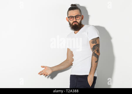 Hipster, personnes concept - tatoué barbu en chemise blanche isolé sur fond blanc. Banque D'Images